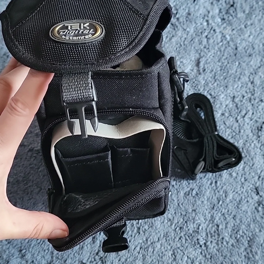 Tek Digital by Tamrac foam padded Camera case, black. Multiple pockets